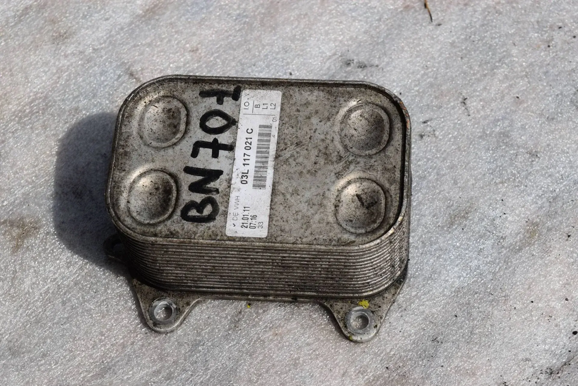 Масляный радиатор двигателя 03L117021C