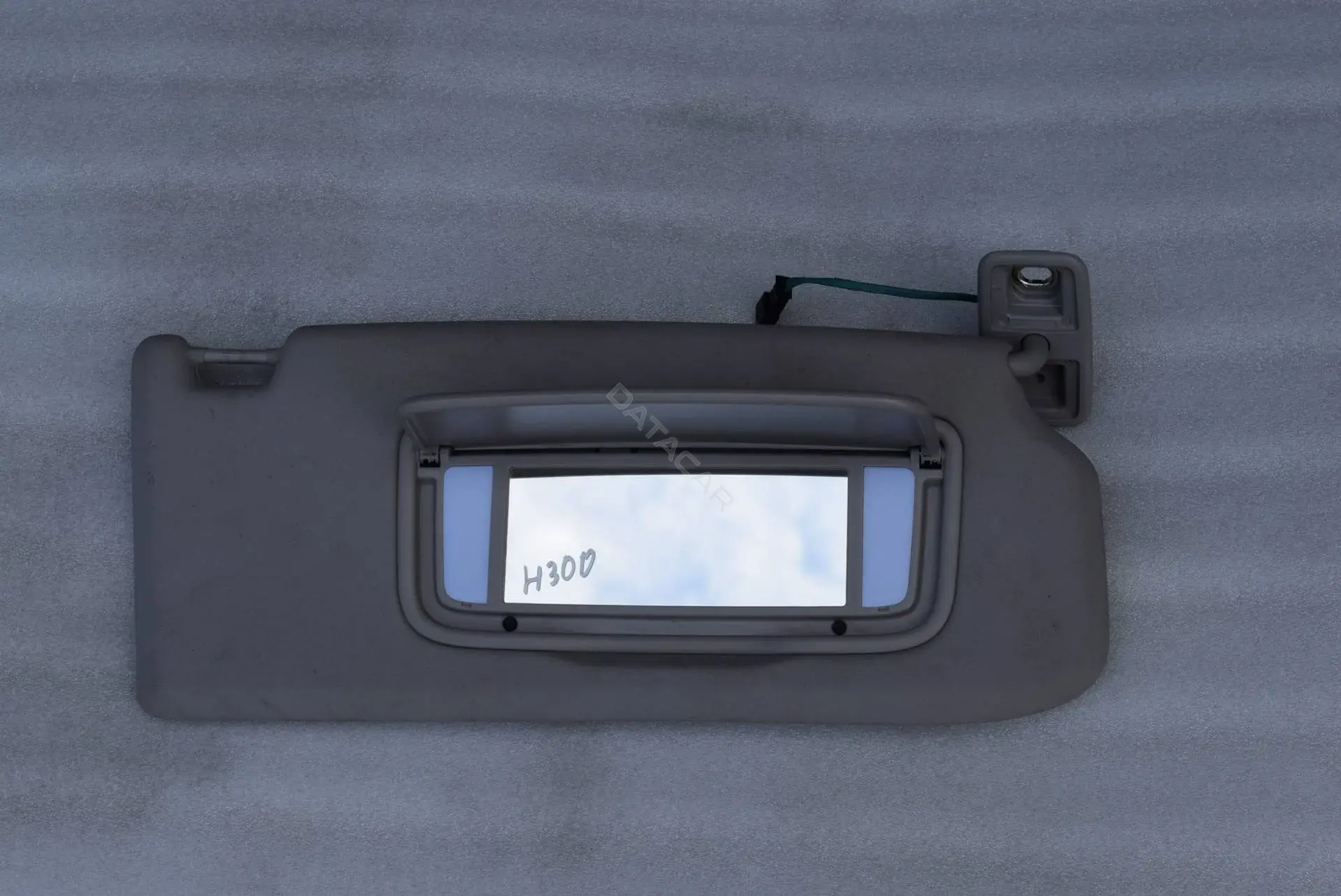 Козырек солнцезащитный H300-243-2-1
