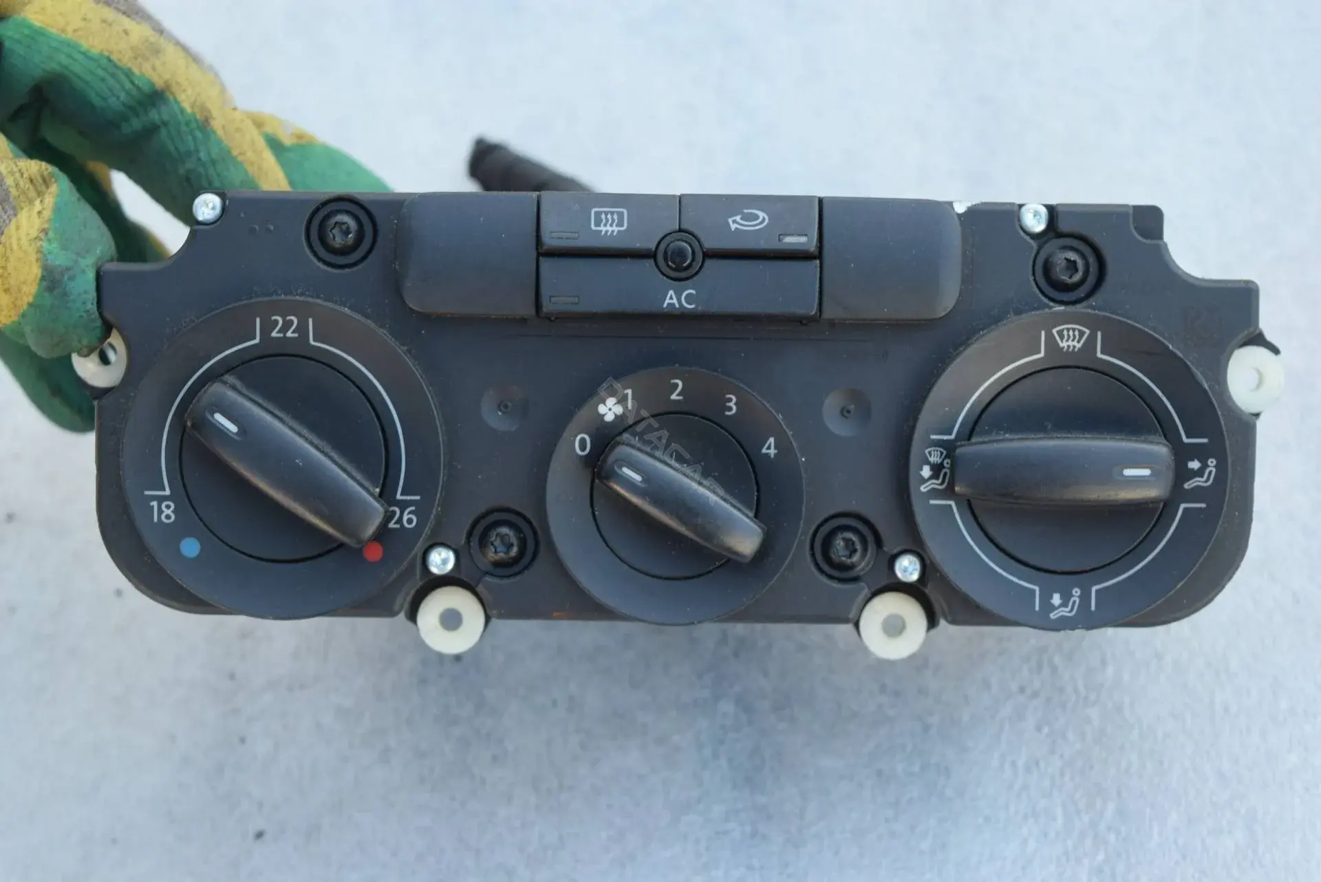 Блок управления климат-контролем F599-81-1