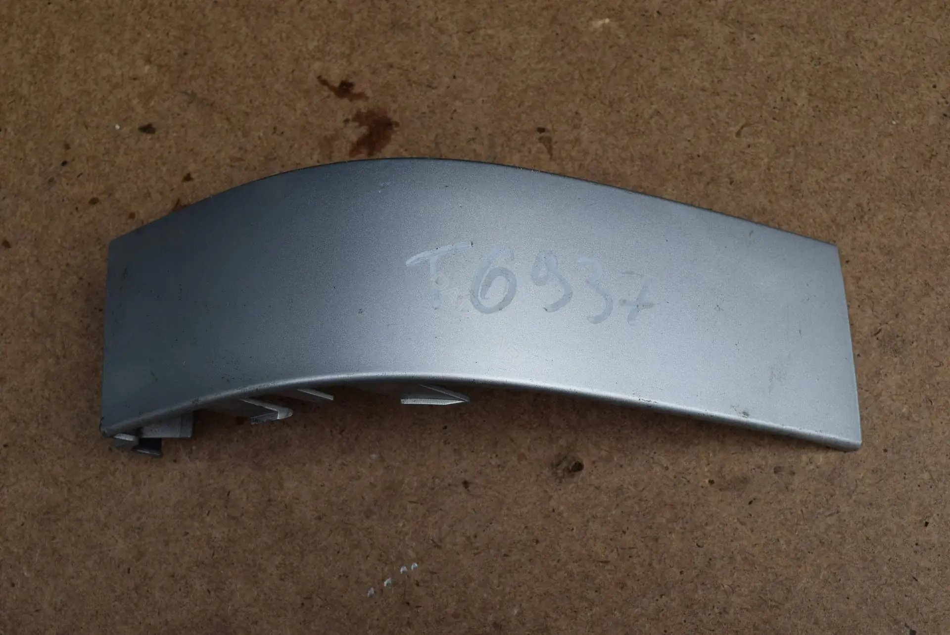 Ус под фонарь 7M3807872A