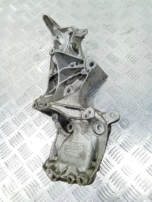 Кронштейн компрессора кондиционера 037811