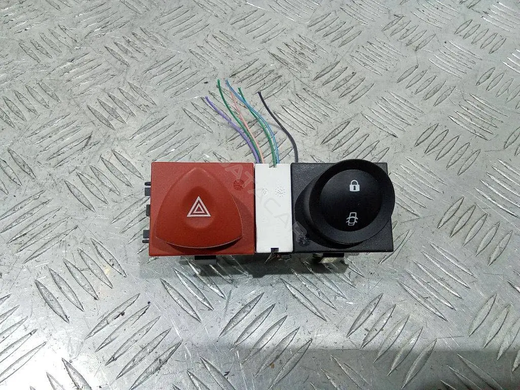 Кнопка аварийки 8200407415
