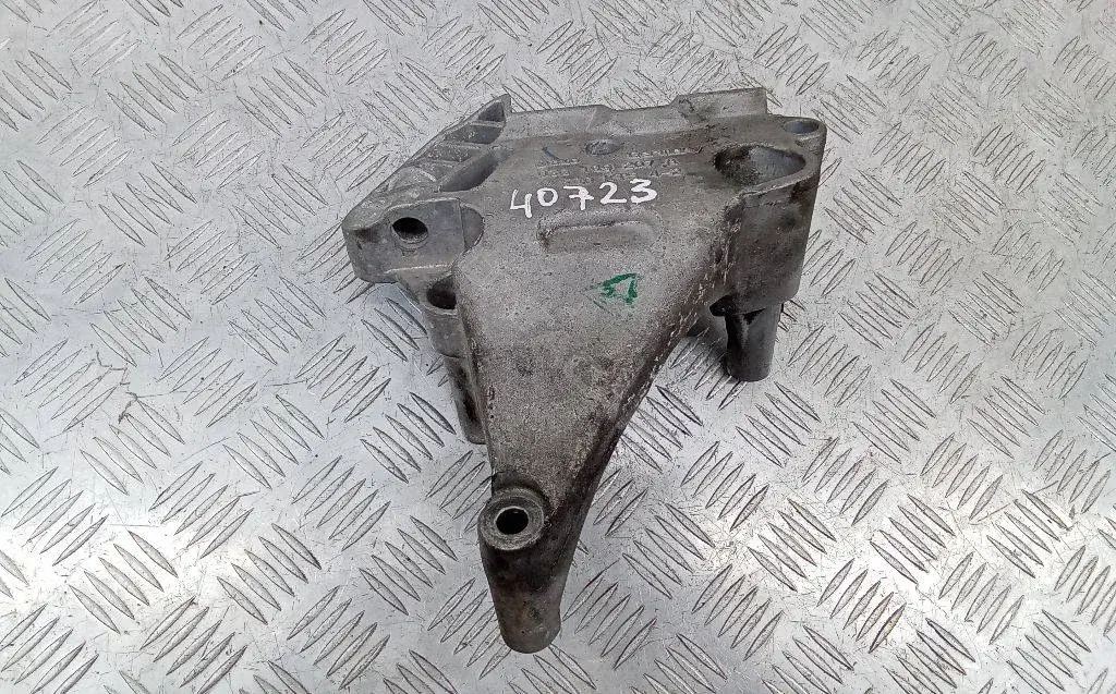 Кронштейн двигателя 03G199207