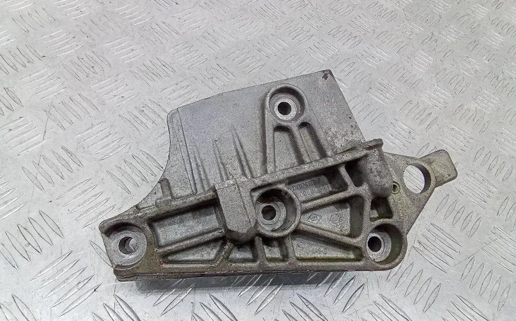 Кронштейн двигателя 8200408663