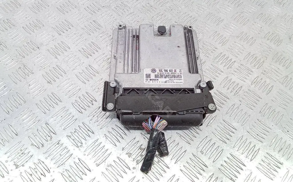 Блок управления двигателем 03L906022GE
