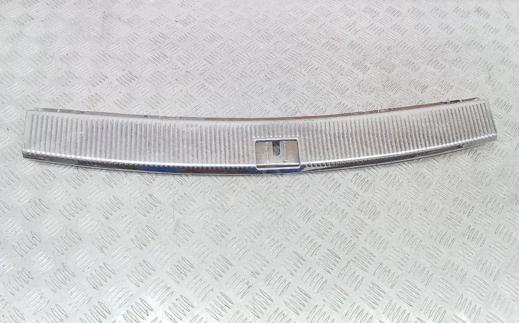 Накладка внутренняя на заднюю панель кузова 7L6863459