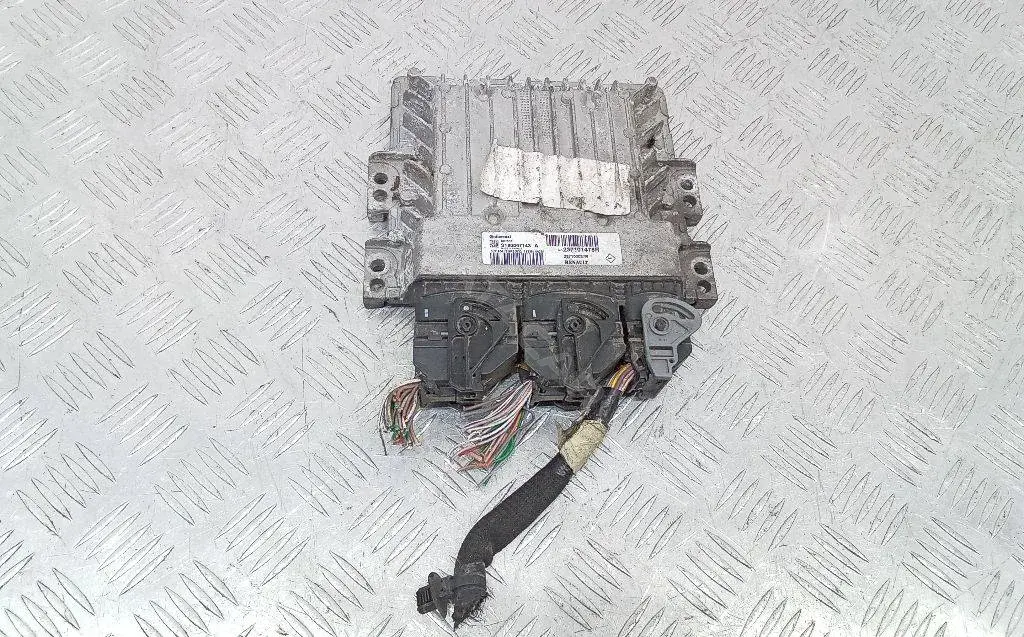 Блок управления двигателем 237101478R