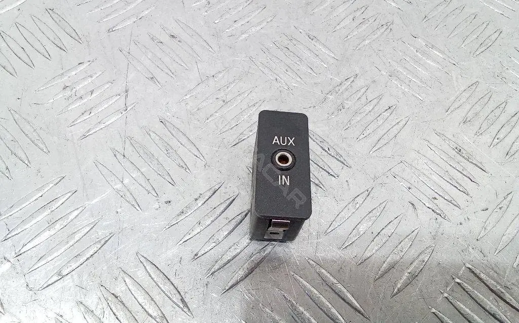 Разъем AUX / USB 61316930561