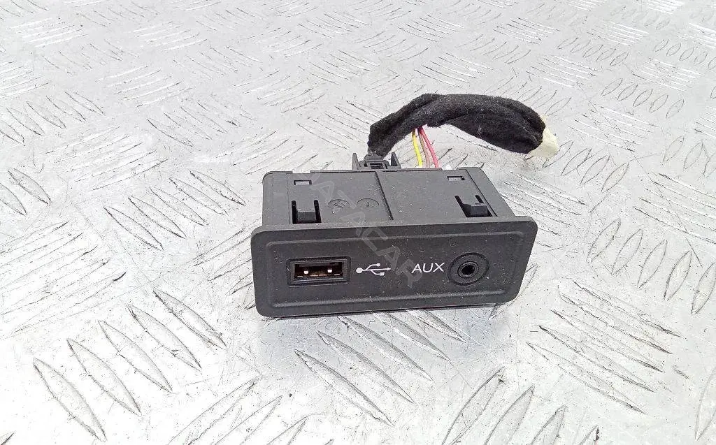 Разъем AUX / USB 280237550R