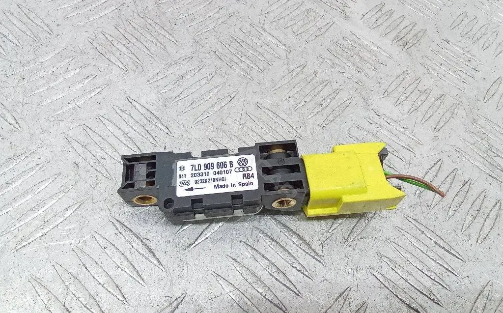 Датчик удара 7L0909606