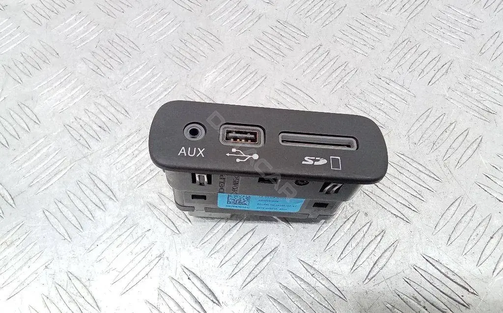 Разъем AUX / USB 68206384AC