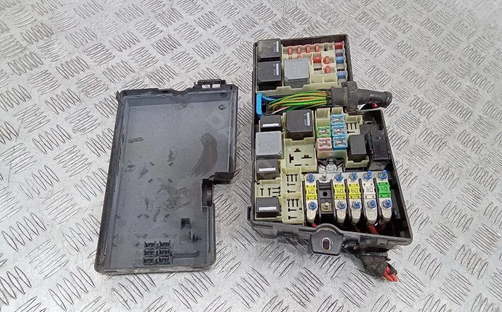 Блок предохранителей 3M5T-14A076-AH