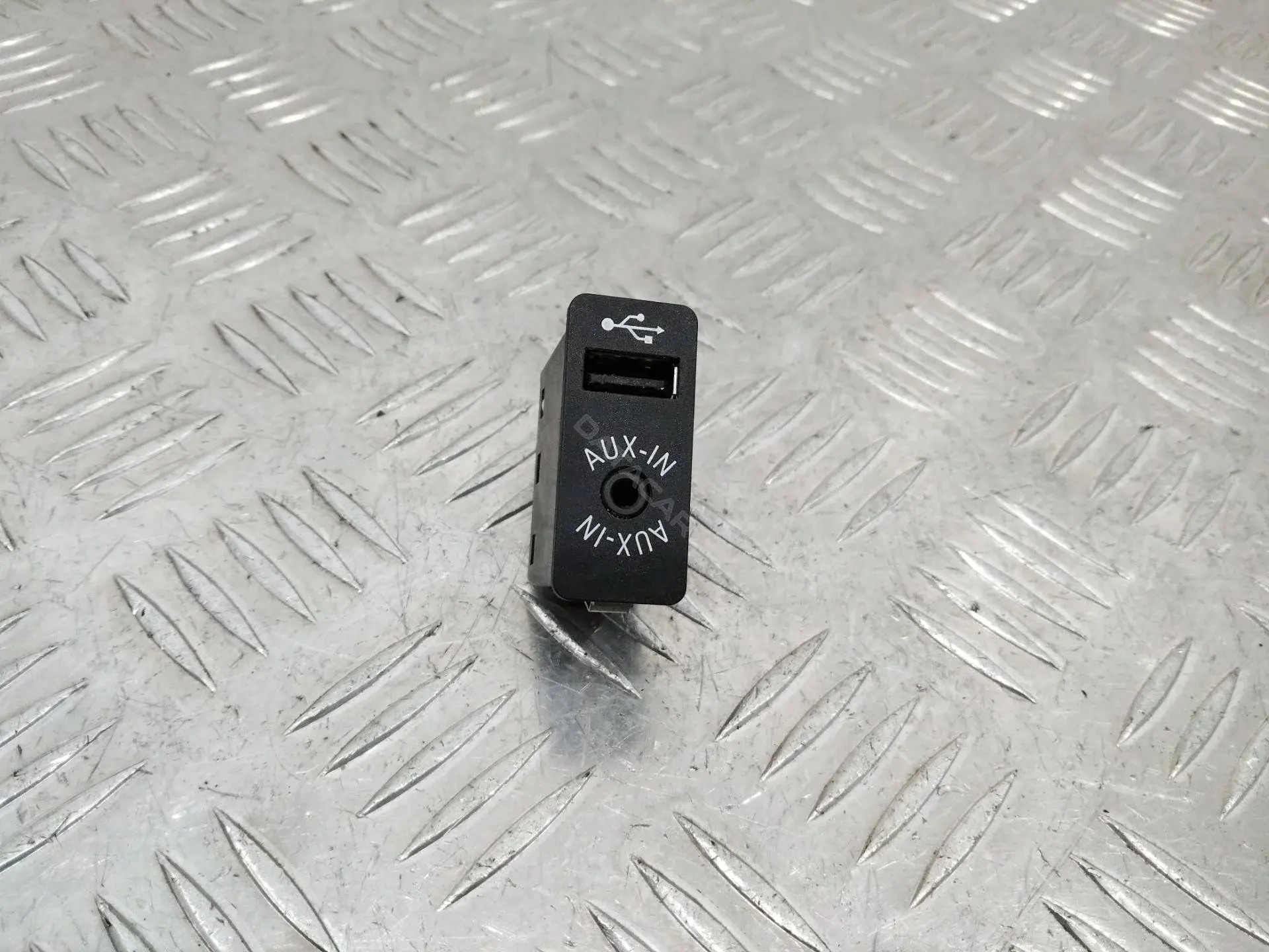 Разъем AUX / USB 8410926660703