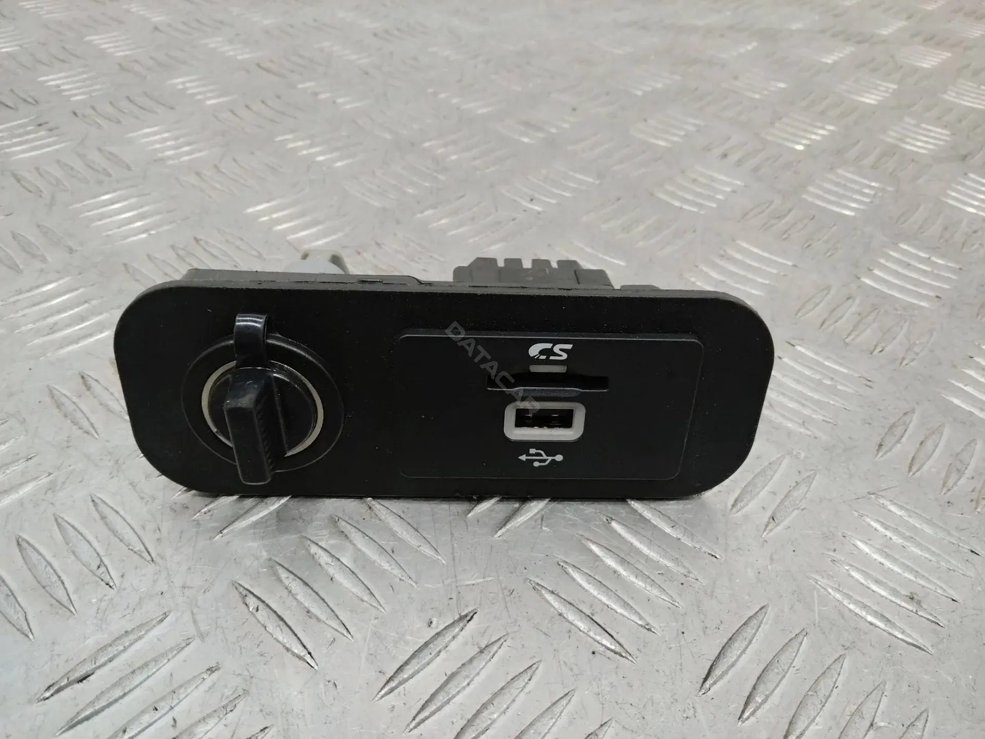 Разъем AUX / USB GC3T-14F014-AA