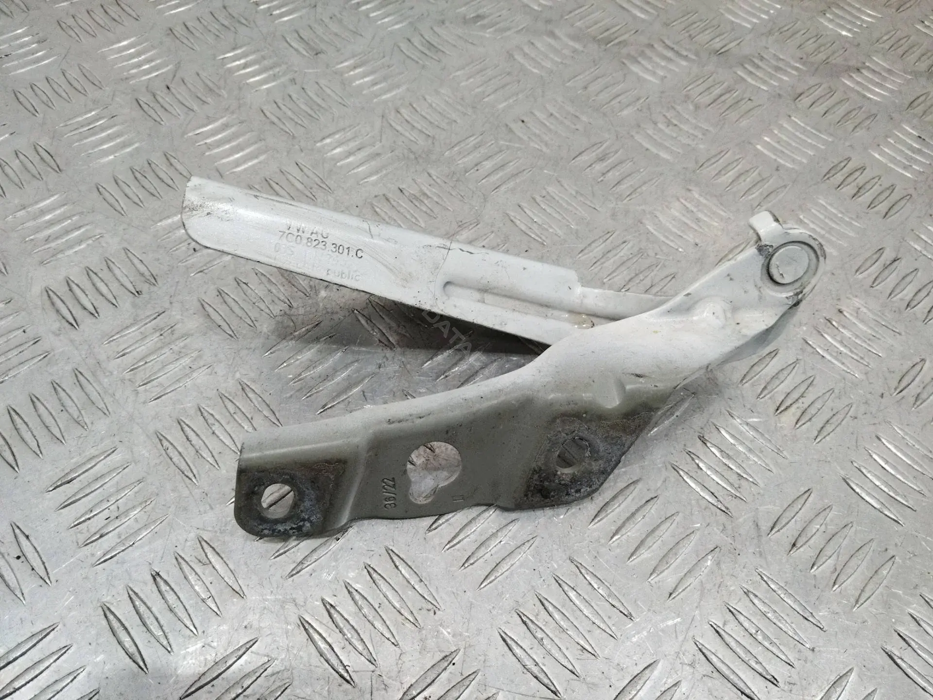 Петля капота 7C0823301