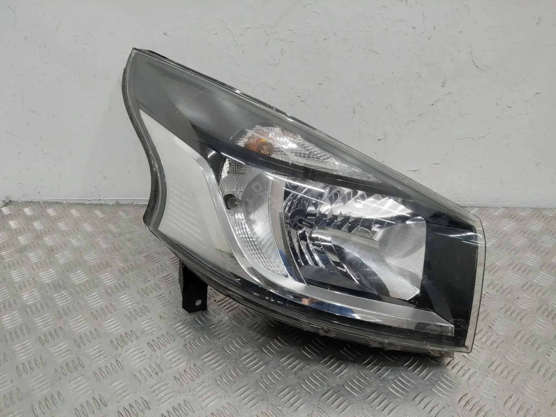 Фары 1LE011410, 260101058R