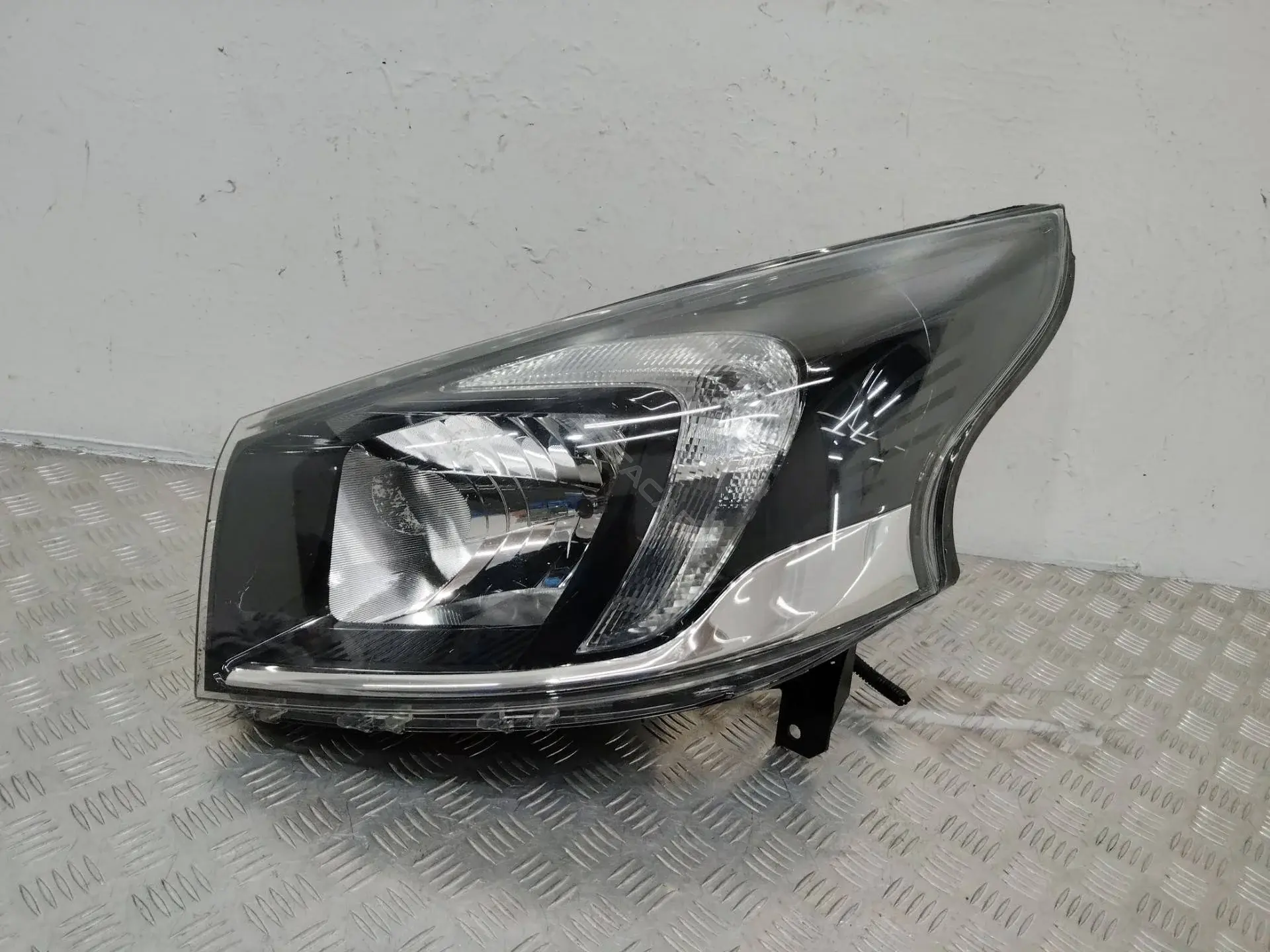 Фары 1LE011565, 260603220R