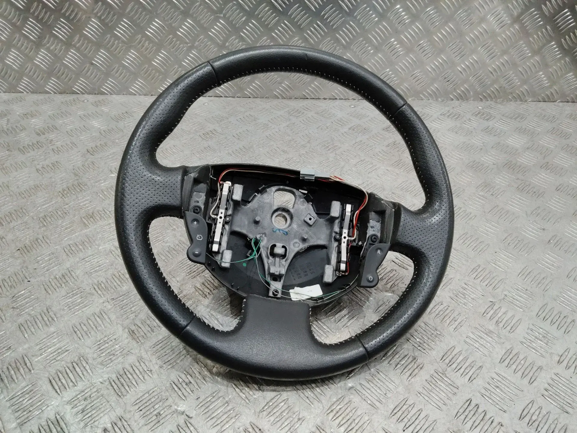 Руль 8200587074
