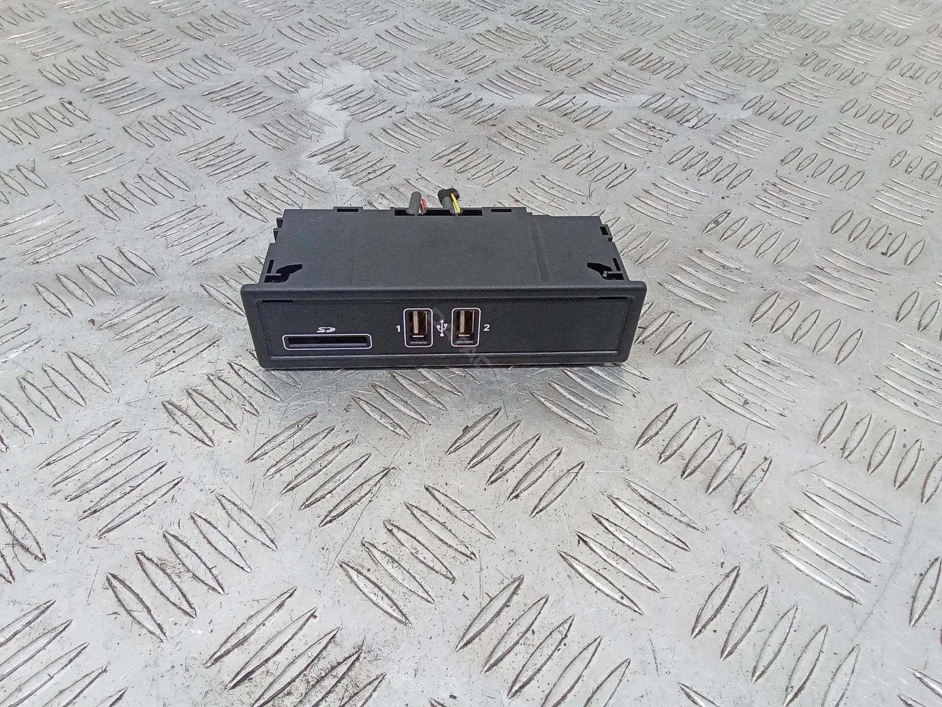 Разъем AUX / USB A2058200526