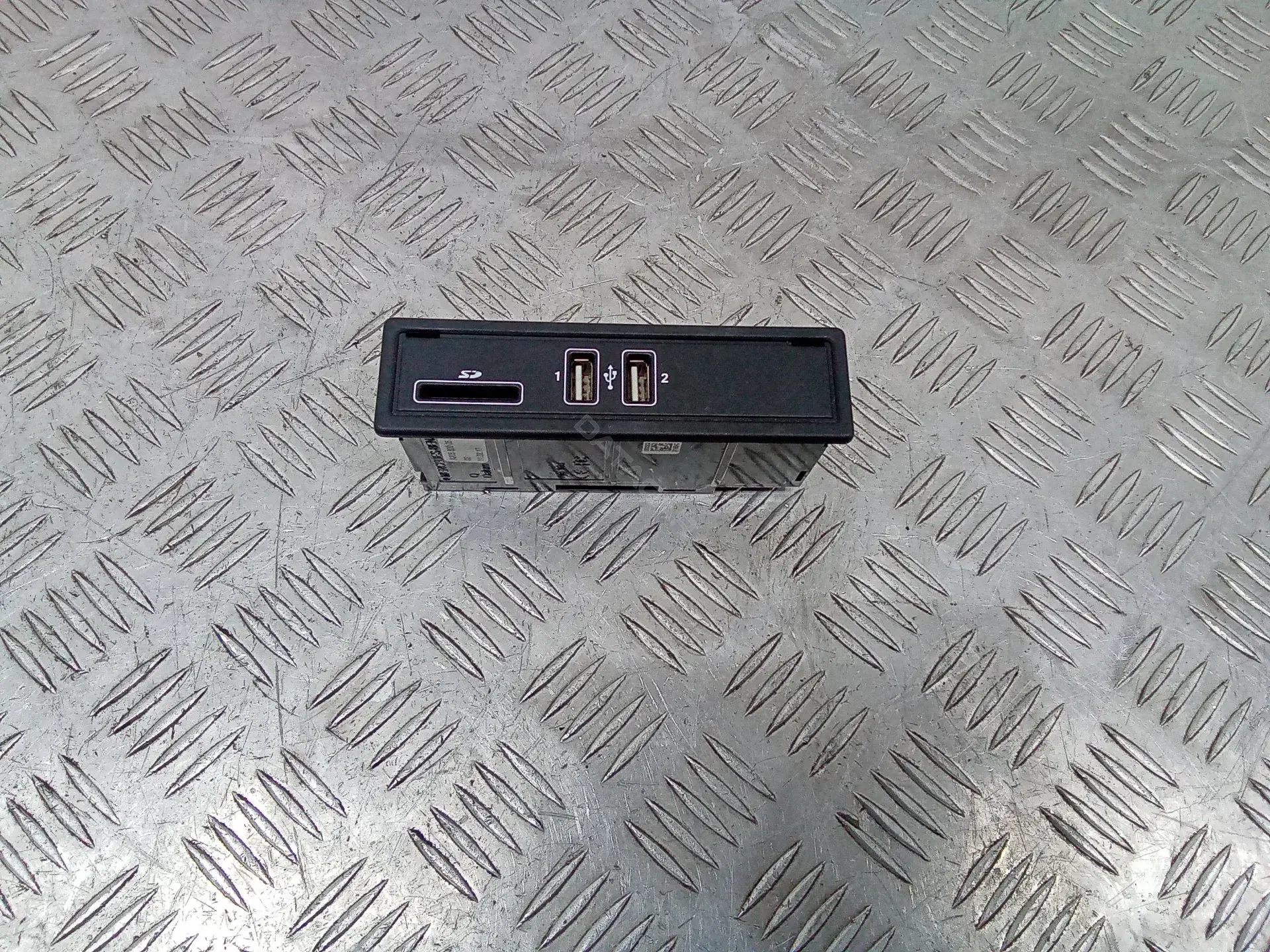 Разъем AUX / USB A2058200526