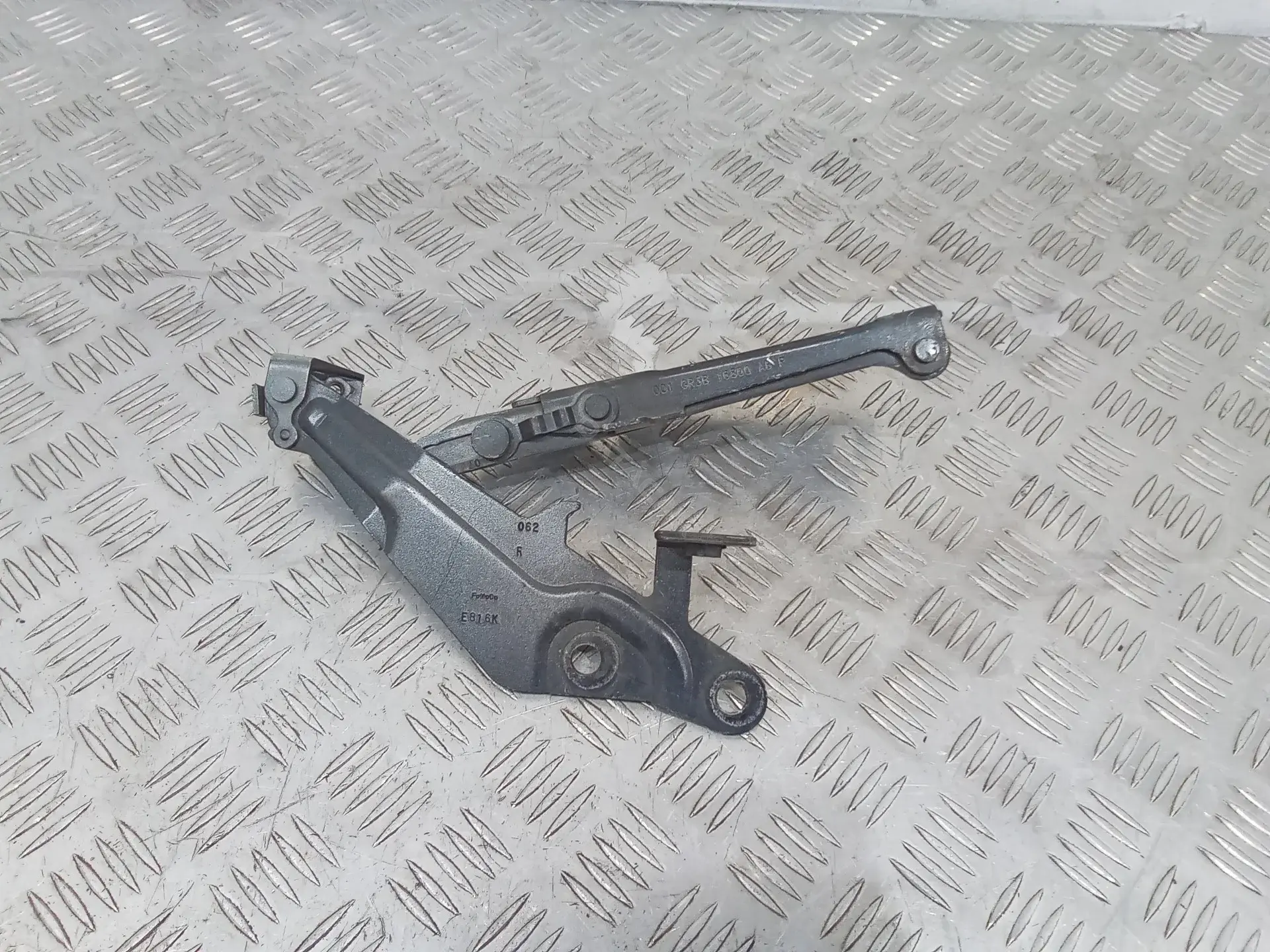 Петля капота GR3B16800AB