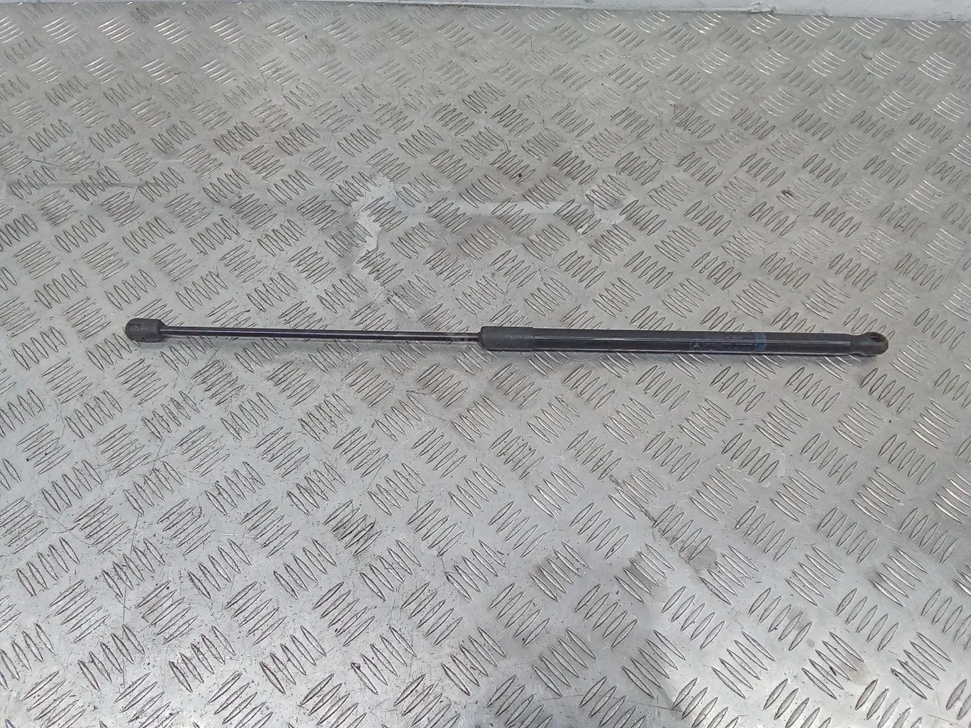 Амортизатор крышки багажника, капота, заднего стекла A1669802464