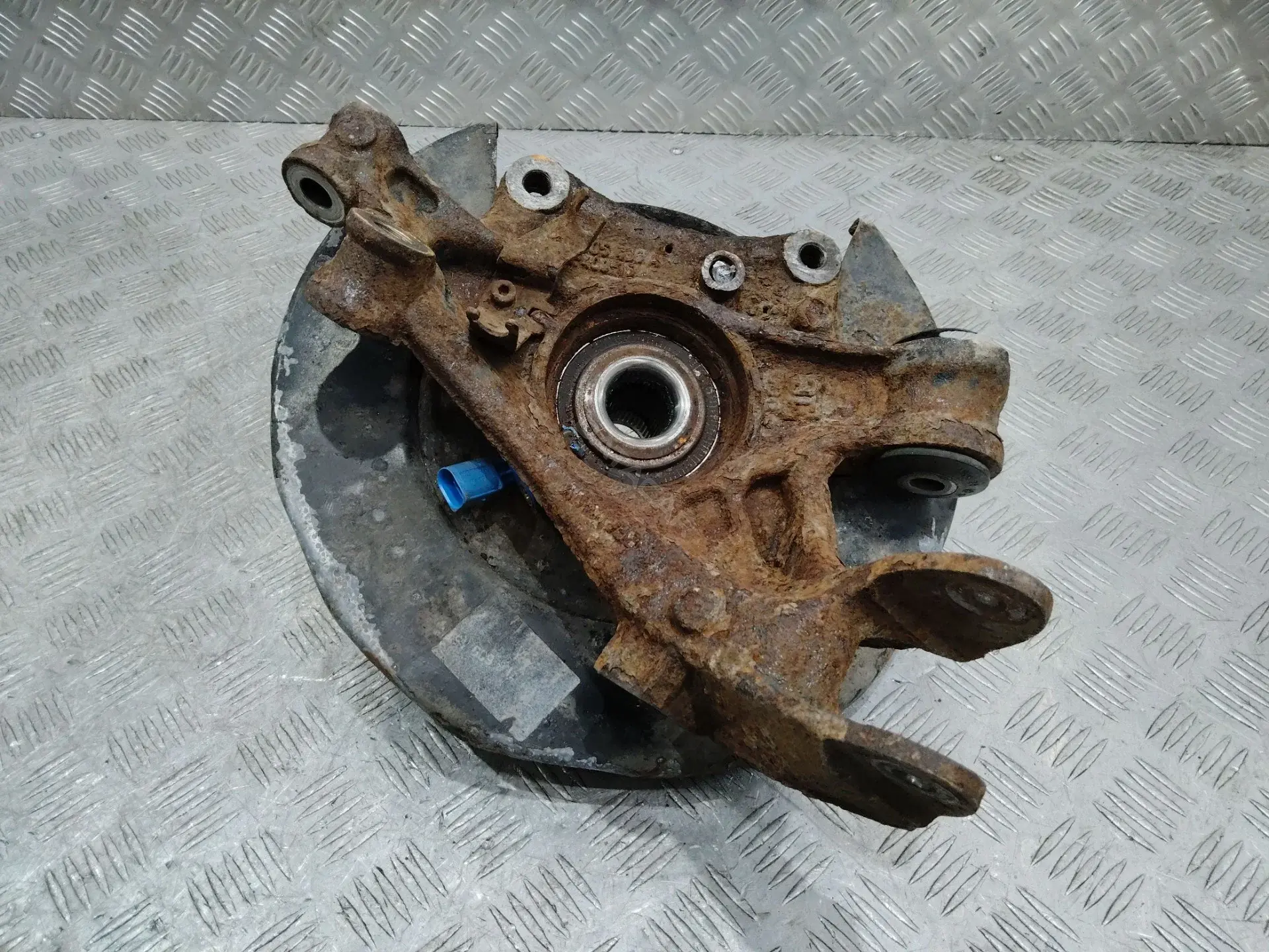 Поворотный кулак 7L6505435
