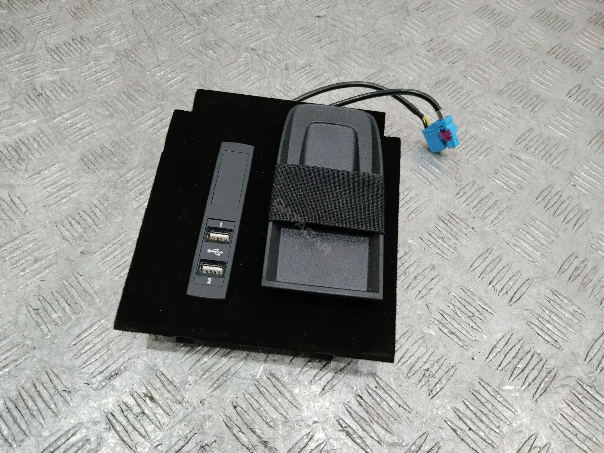 Разъем AUX / USB A2228200915
