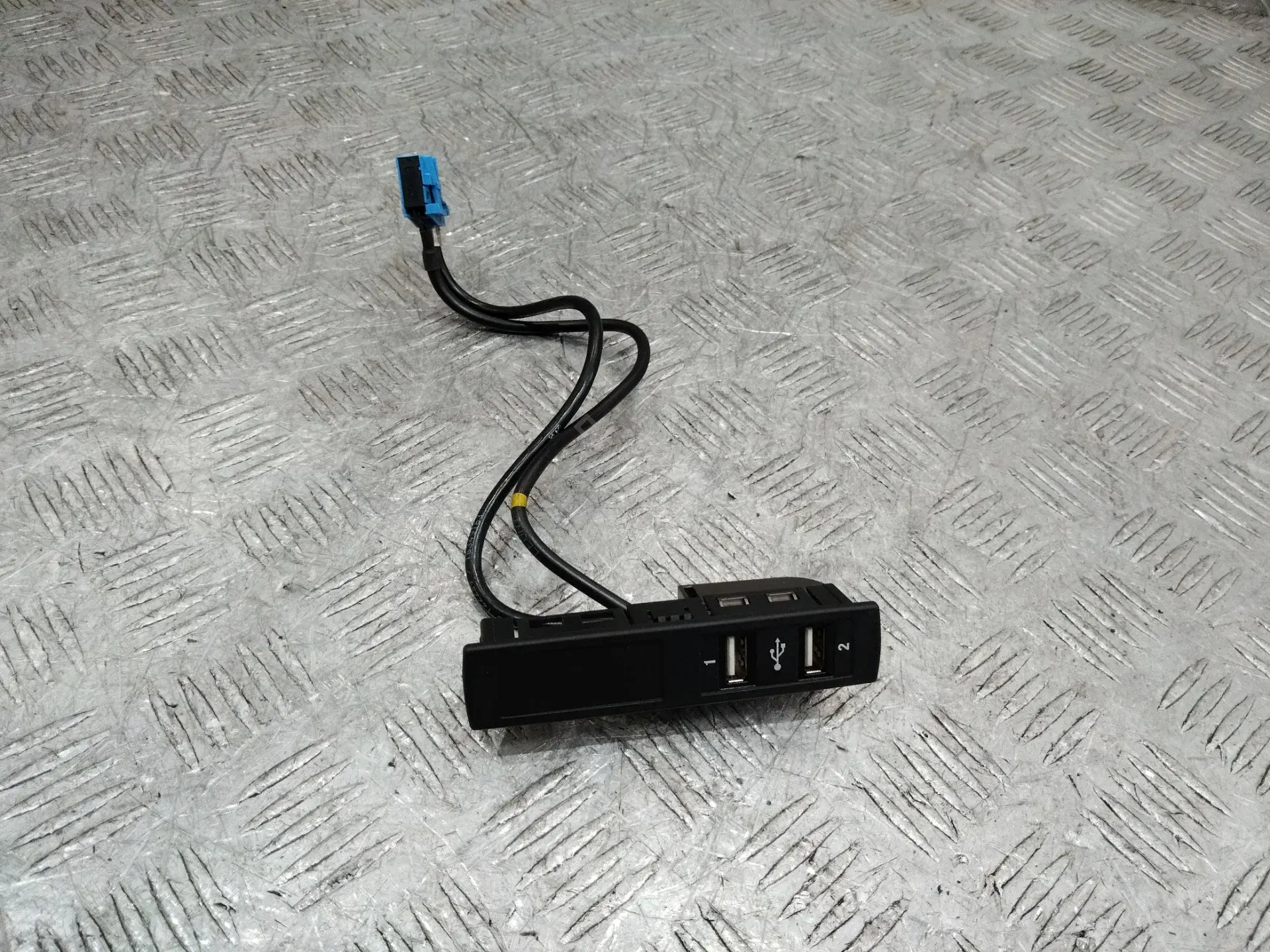 Разъем AUX / USB A2228200915
