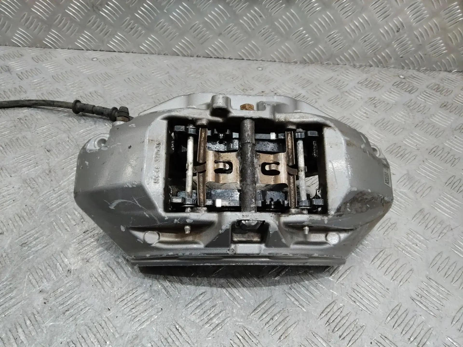 Суппорт тормозной 20B40105004A