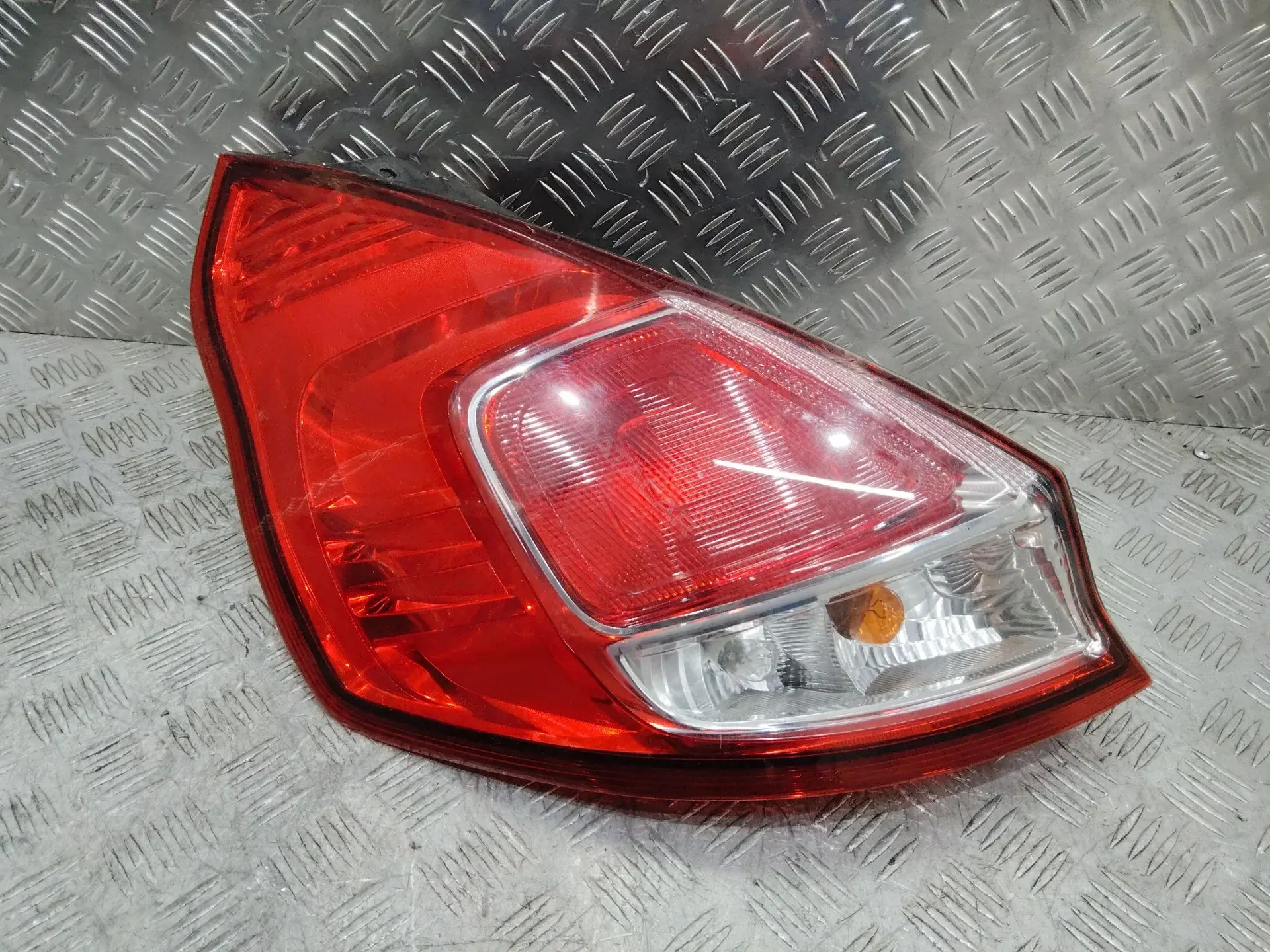 Задние фонари C1BB13405A