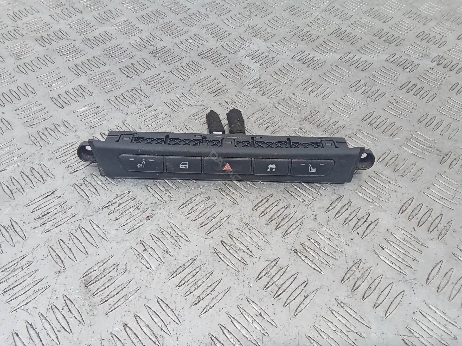 Кнопка аварийки 2R8311B650BE