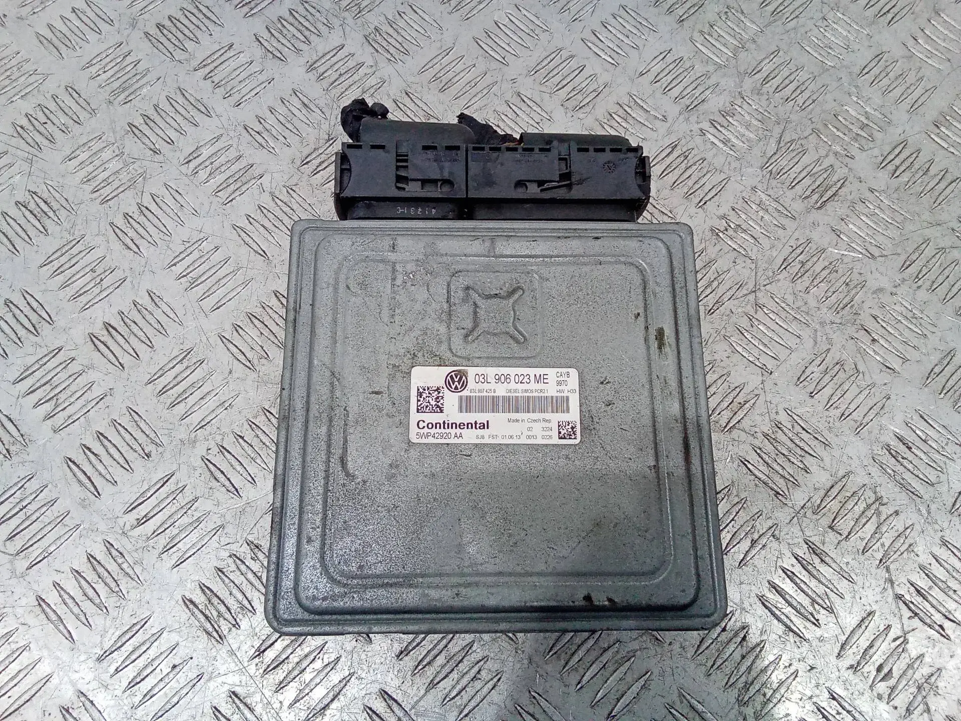Блок управления двигателем 03L906023ME