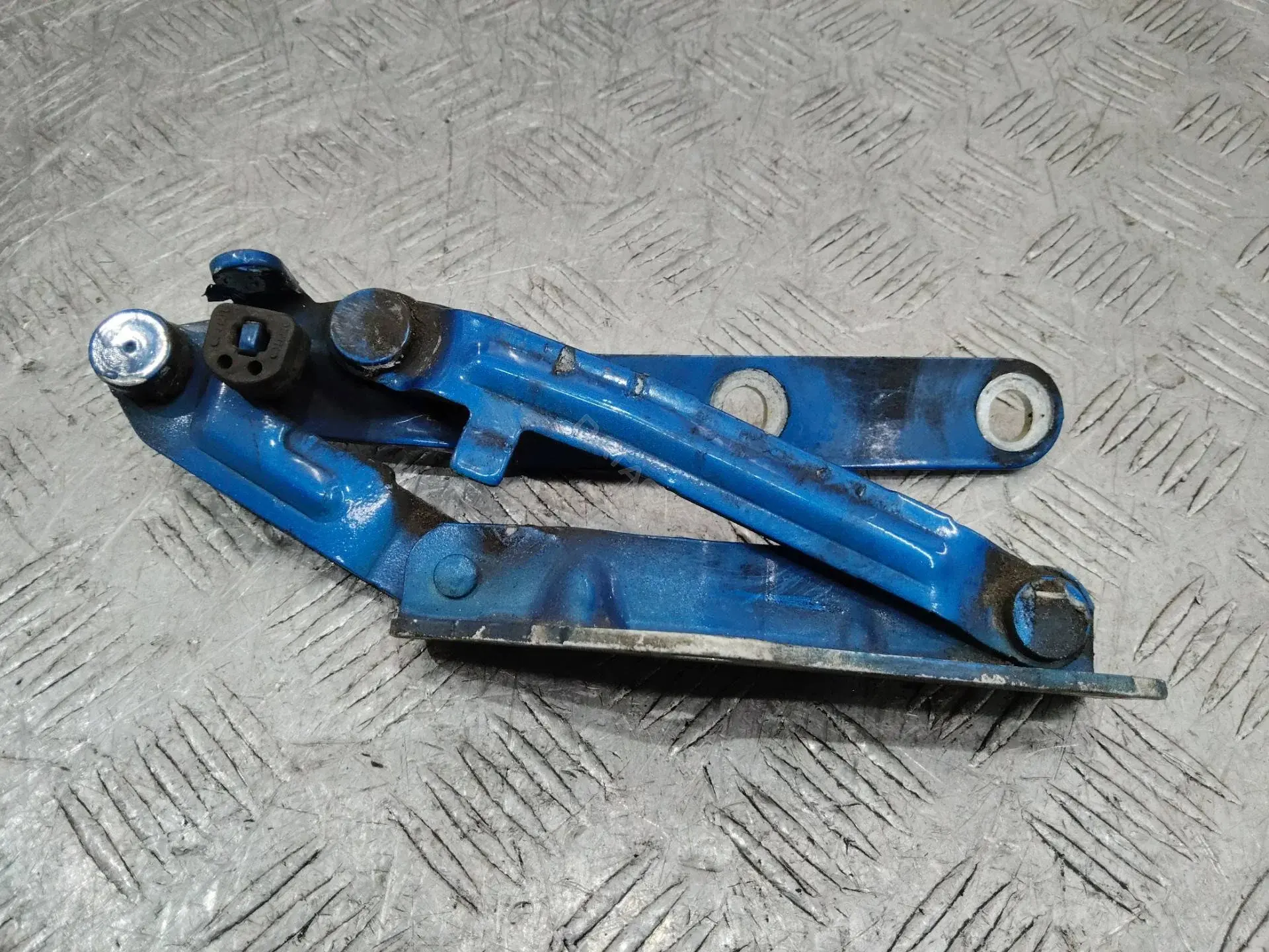 Петля капота 7H0823301D