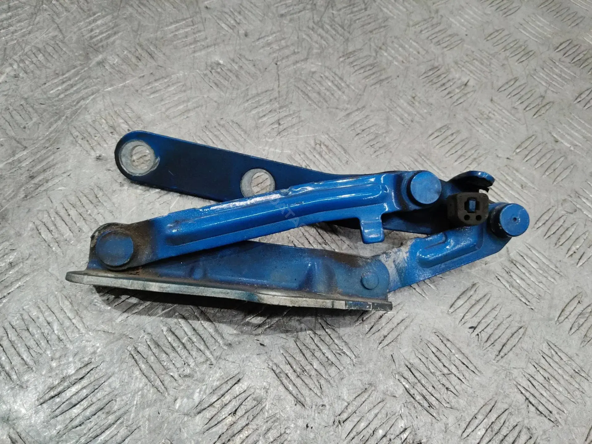 Петля капота 7H0823302D