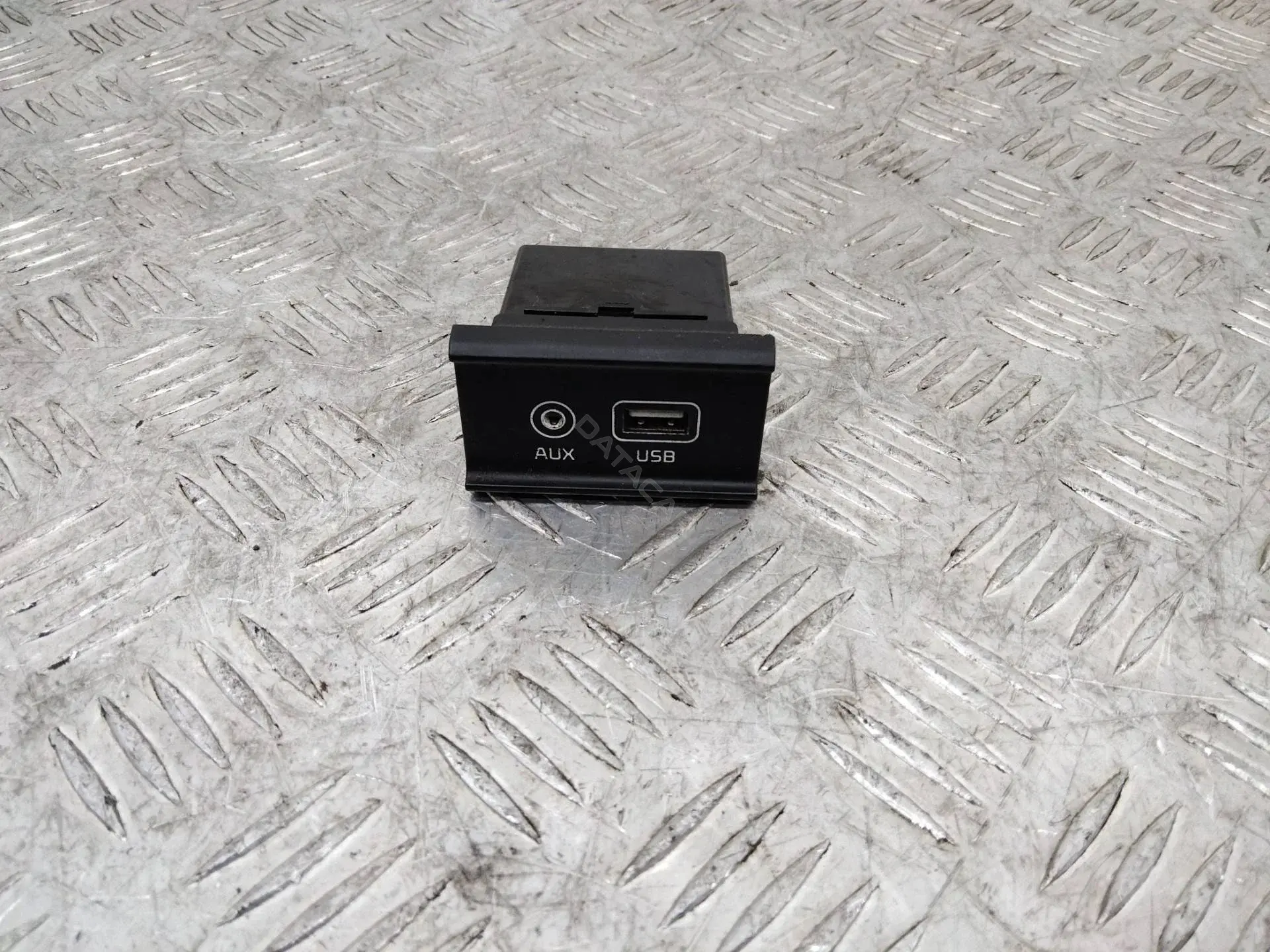 Разъем AUX / USB 96120C5100