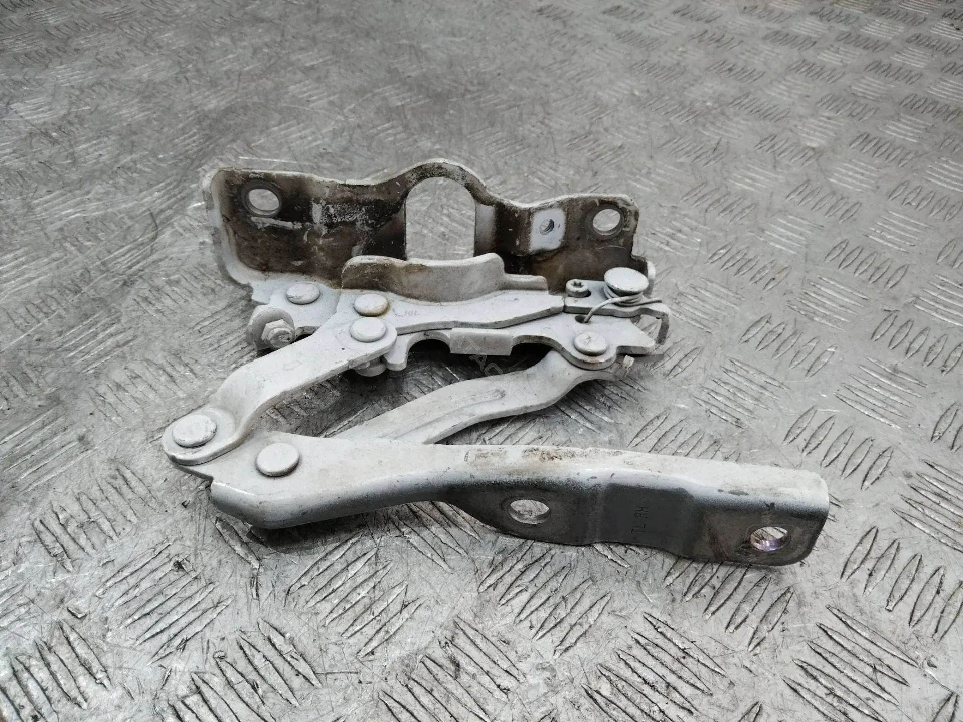 Петля капота 7816548