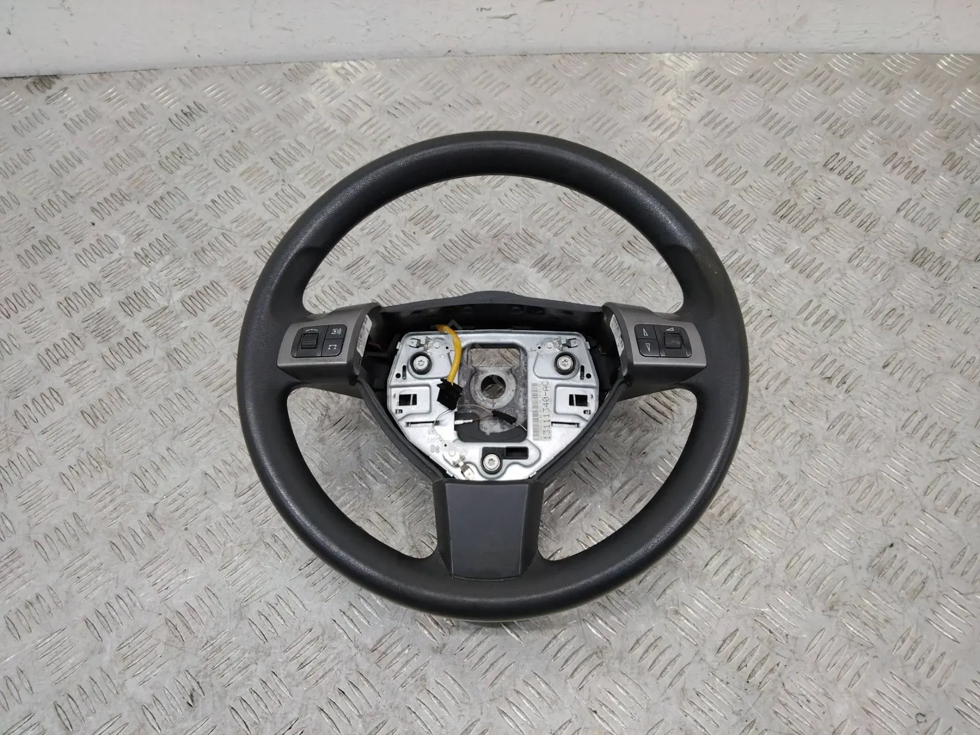Руль 13111340