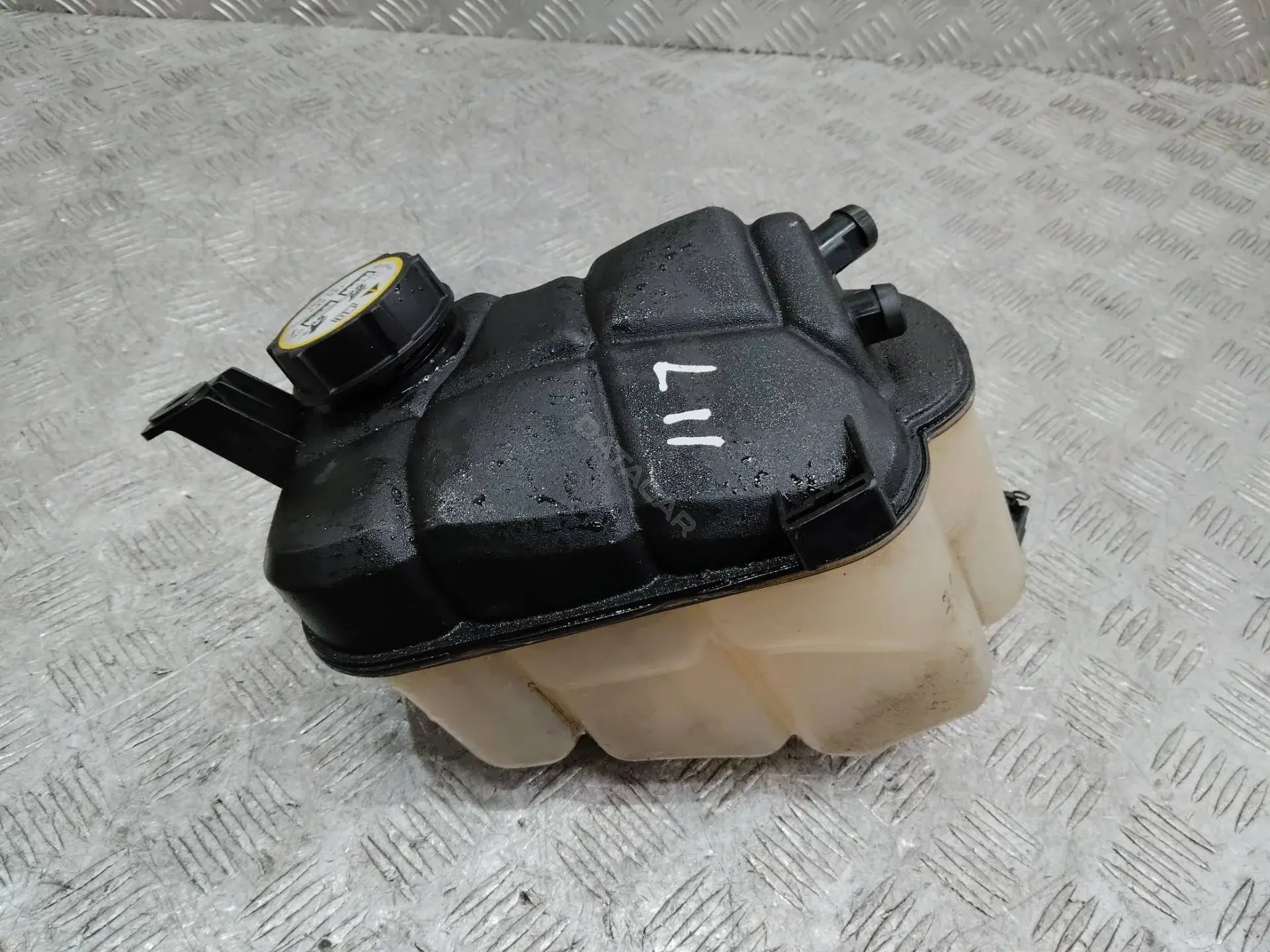 Расширительный бачок FK728K218AA
