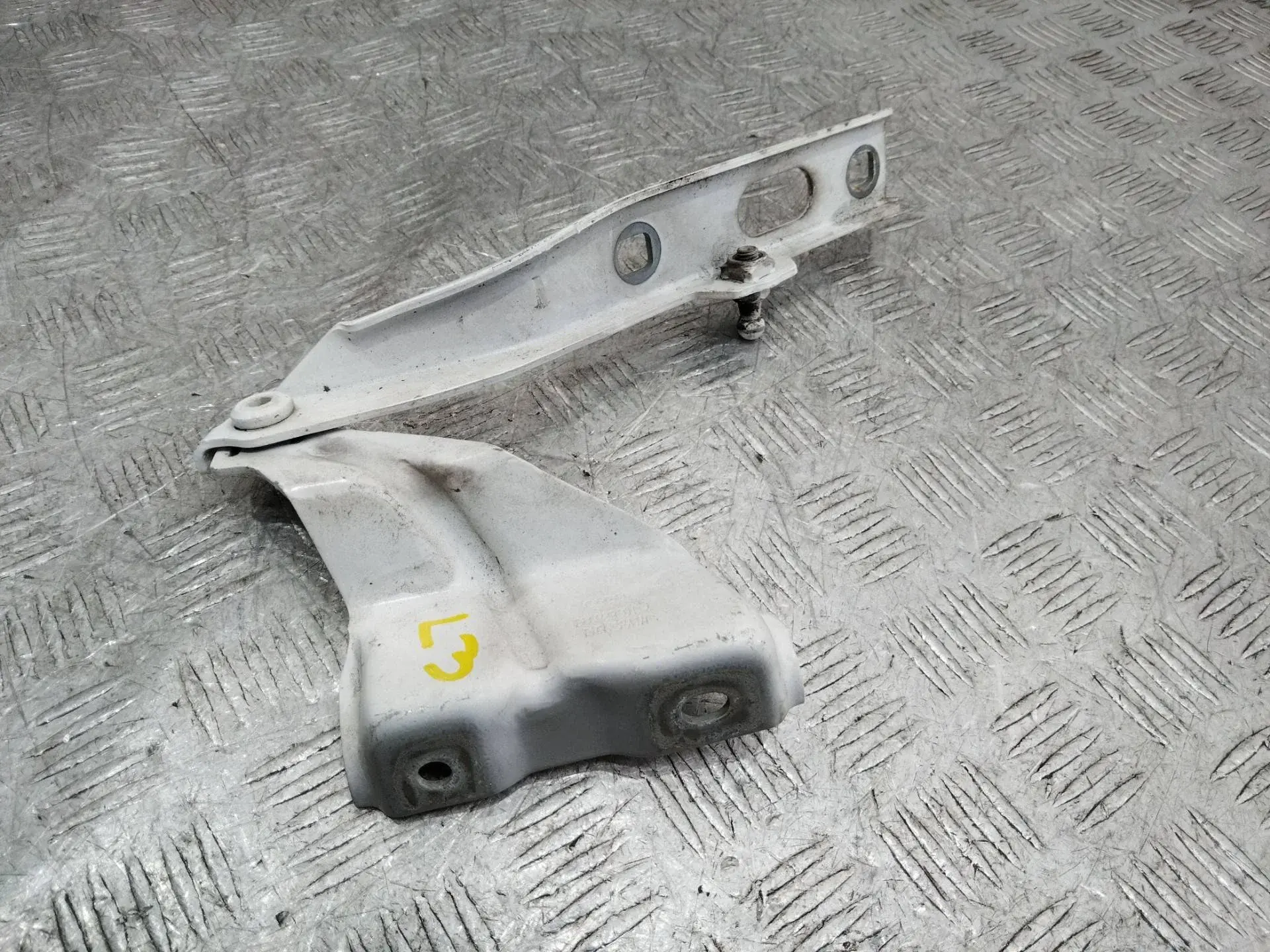 Петля капота 8R0823301A