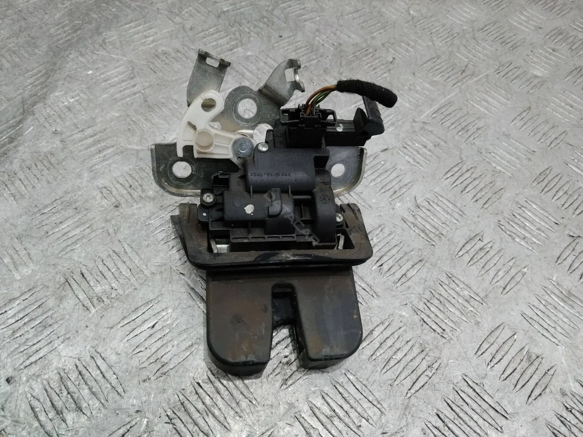 Замок крышки багажника 8R0827505