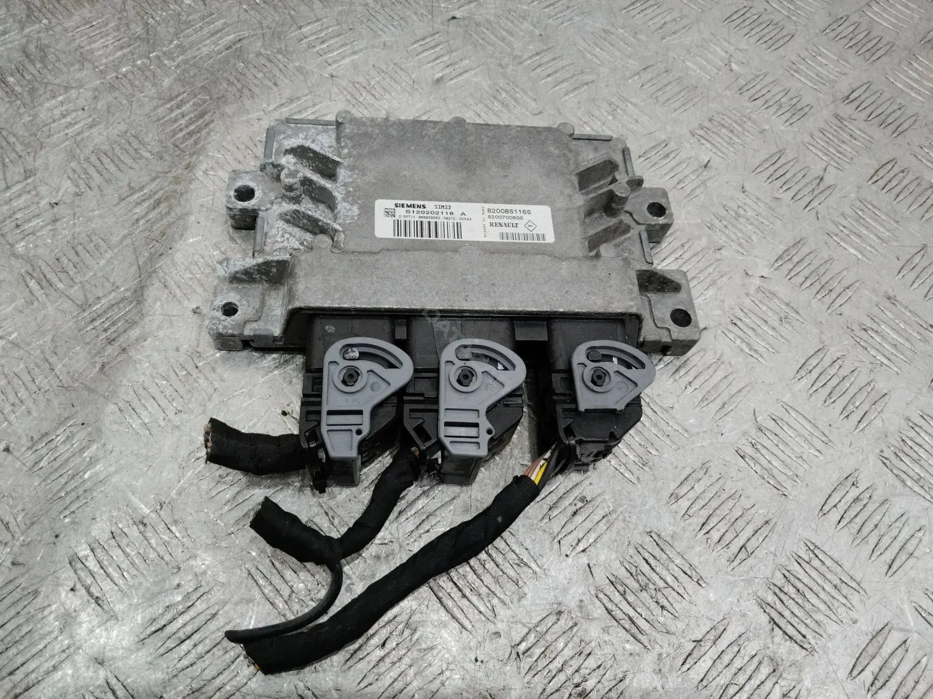 Блок управления двигателем 8200851165
