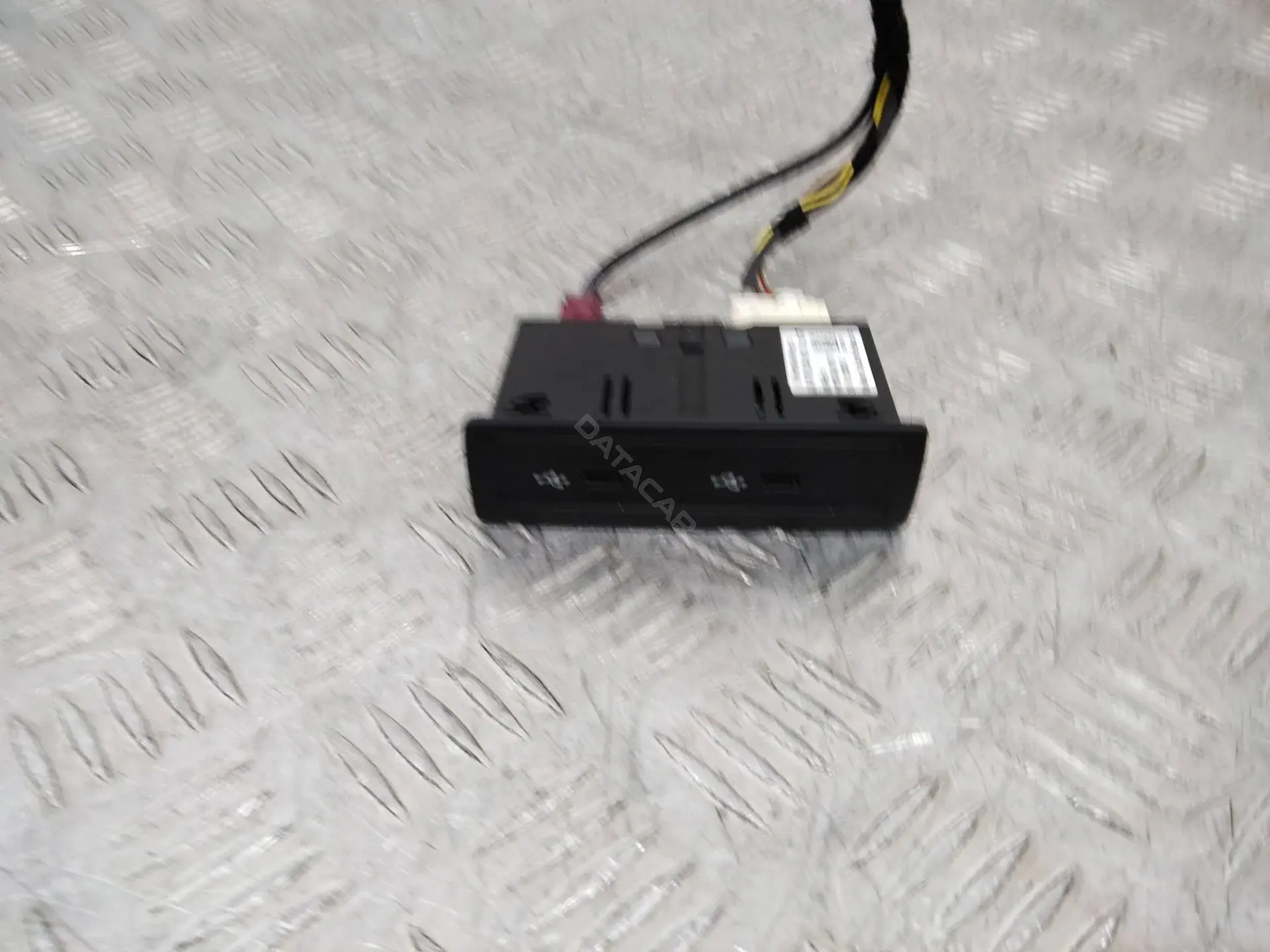 Разъем AUX / USB A2478204002