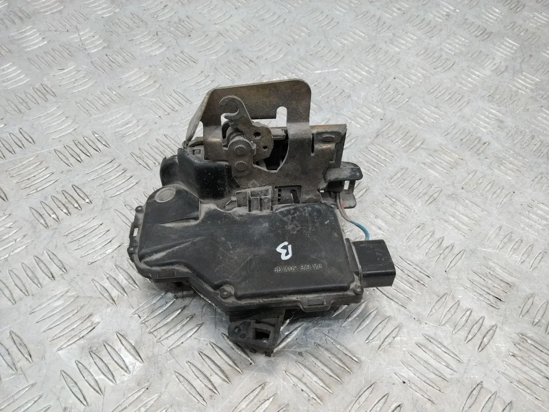 Замок двери 8338441