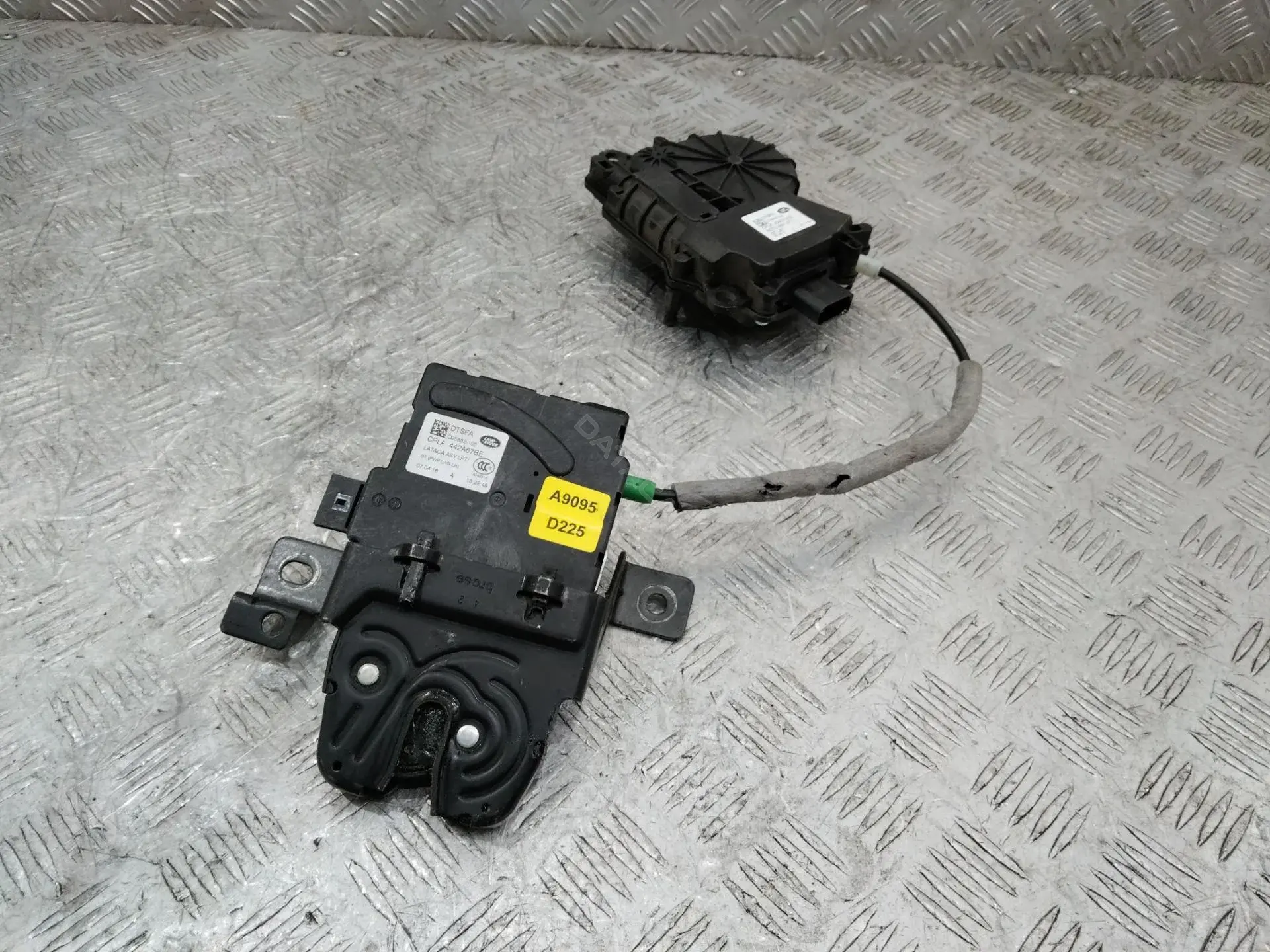 Замок крышки багажника CPLA442A67BE