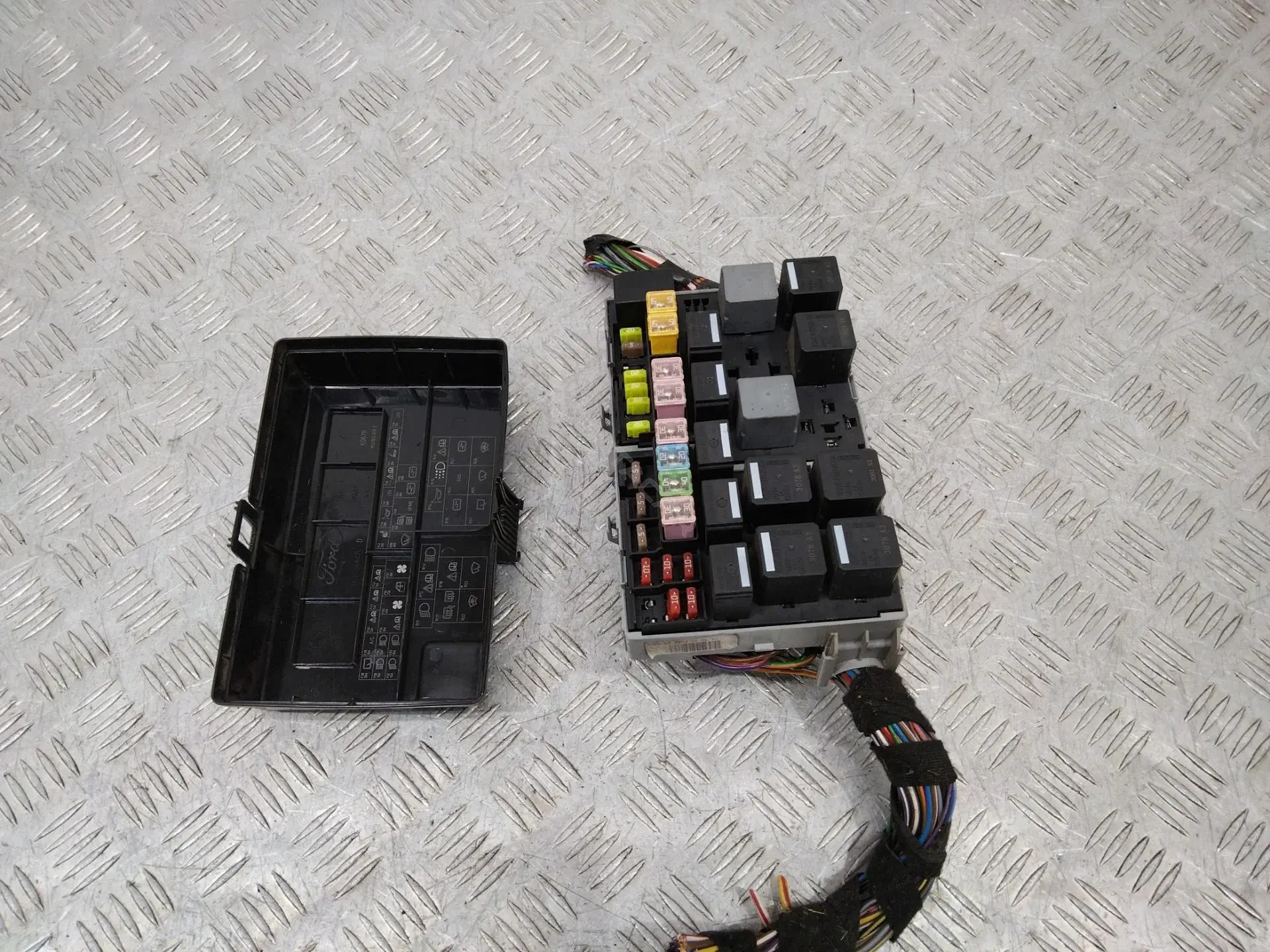 Блок предохранителей 6C1T14A076CD
