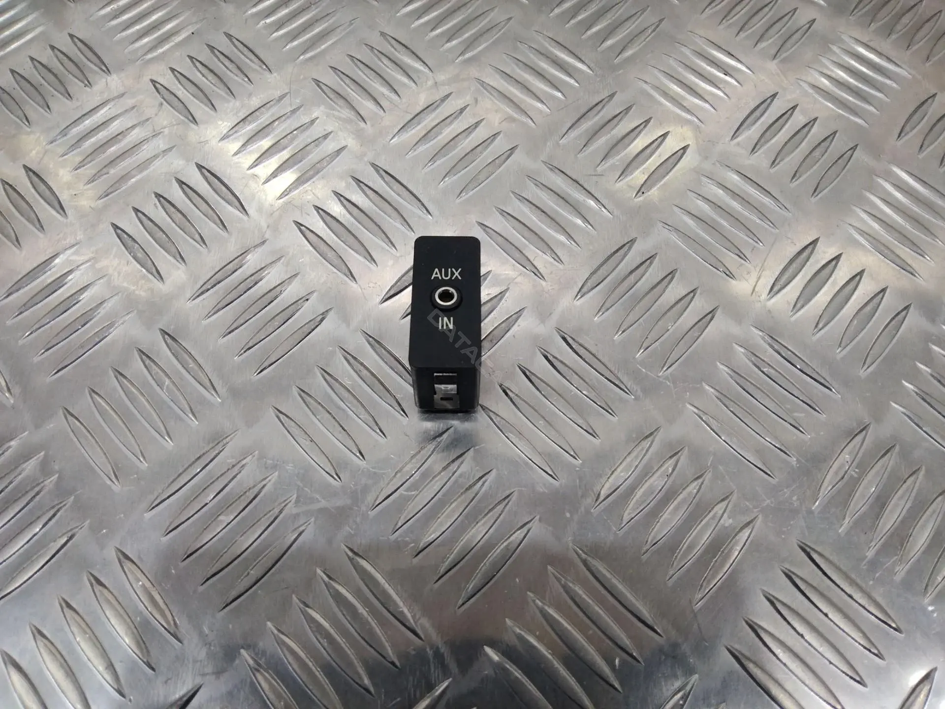 Разъем AUX / USB 6930561
