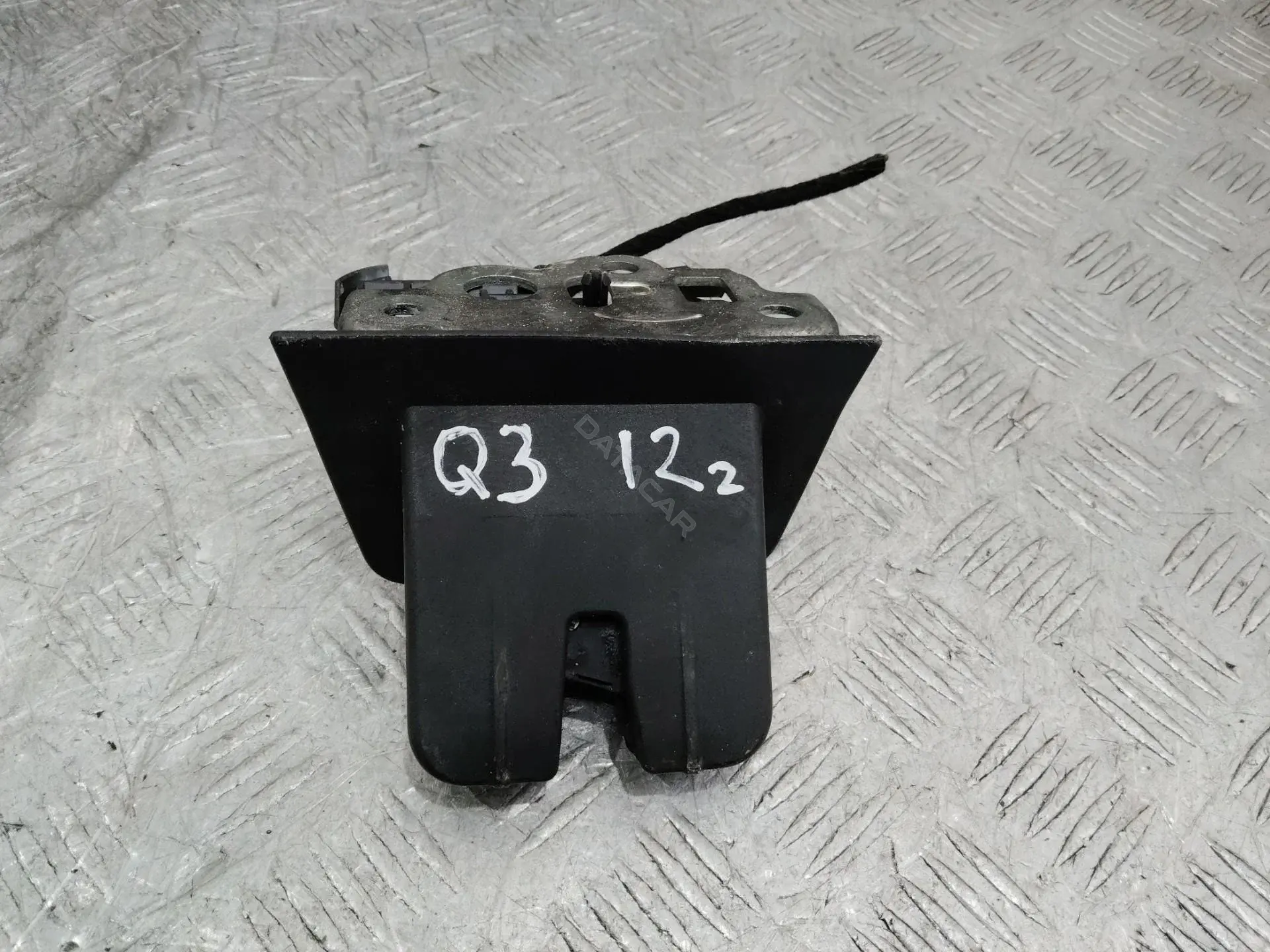 Замок крышки багажника 8U0827520