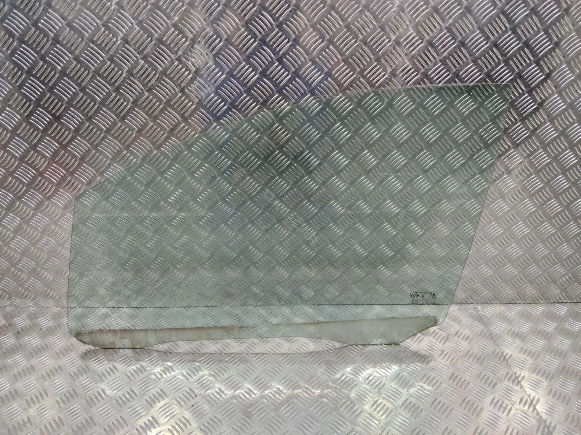 Стекло двери 9055793