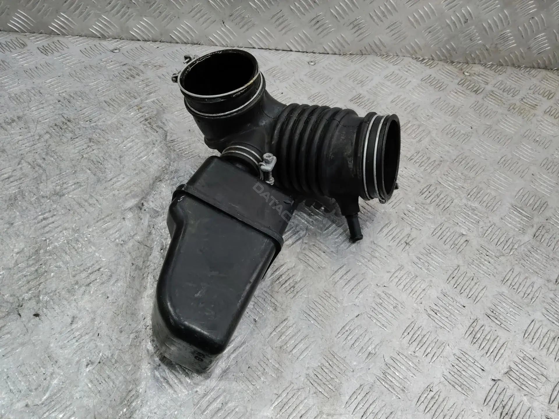 Патрубок воздушный MR404745